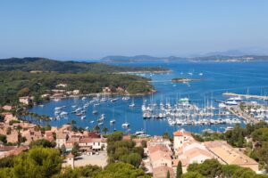 Felsige Küste von Porquerolles am türkisblauen Mittelmeer.