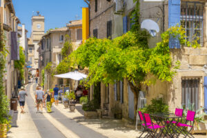 Altstadtgasse von Saint-Rémy-de-Provence mit hellen Steinhäusern.
